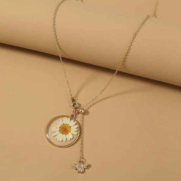 Vintage Daisy Bee Necklace