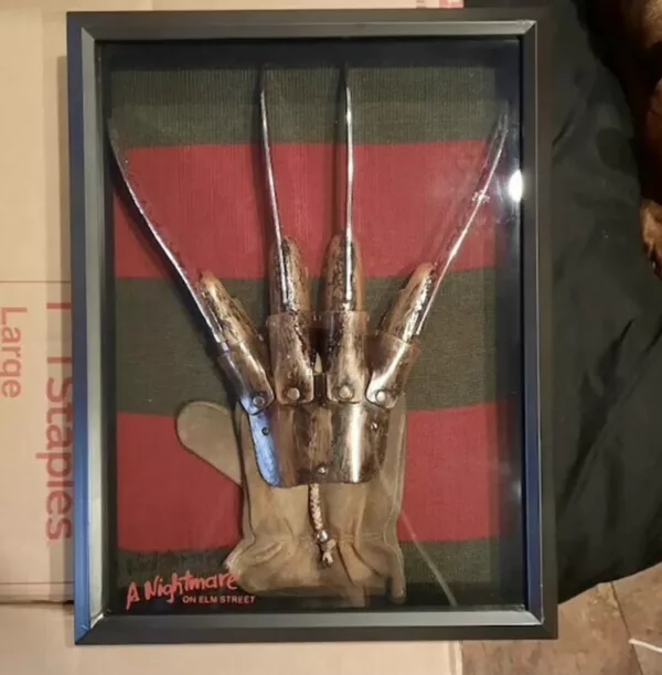 👻FREDDY KRUEGER A NIGHTMARE ON ELM STREET GLOVE AND SWEATER DISPLAY👻