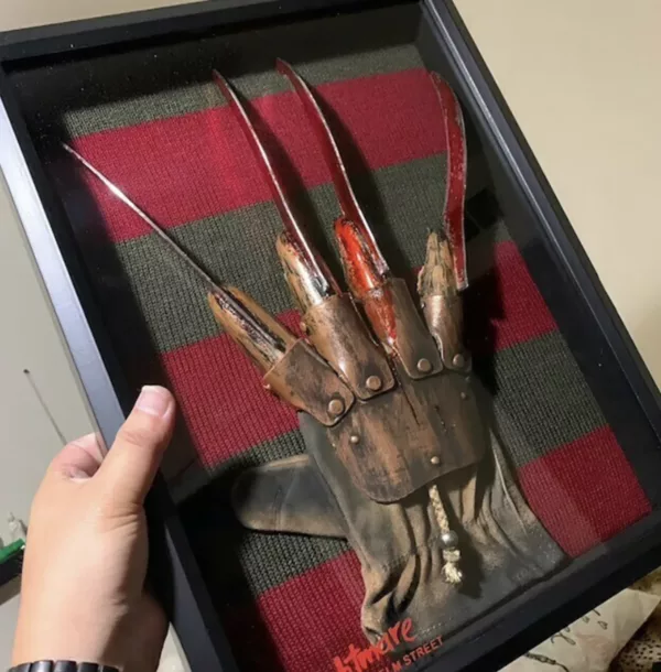 👻FREDDY KRUEGER A NIGHTMARE ON ELM STREET GLOVE AND SWEATER DISPLAY👻