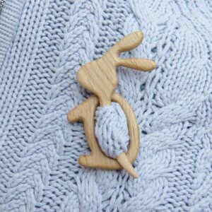 Brooch Pin With Wooden Animal Pattern (Sweater Clip)