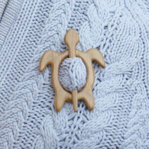 Brooch Pin With Wooden Animal Pattern (Sweater Clip)