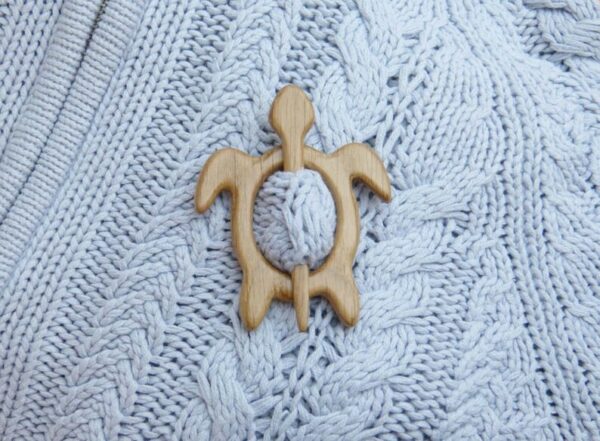 Brooch Pin With Wooden Animal Pattern (Sweater Clip)