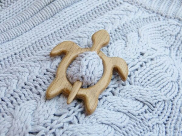 Brooch Pin With Wooden Animal Pattern (Sweater Clip)