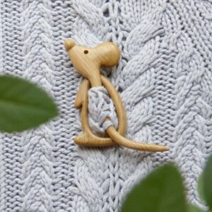 Brooch Pin With Wooden Animal Pattern (Sweater Clip)