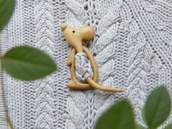 Brooch Pin With Wooden Animal Pattern (Sweater Clip)