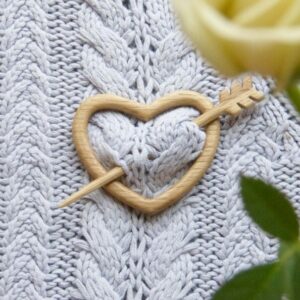 Brooch Pin With Wooden Animal Pattern (Sweater Clip)