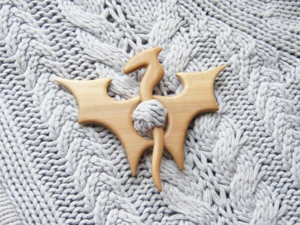 Brooch Pin With Wooden Animal Pattern (Sweater Clip)