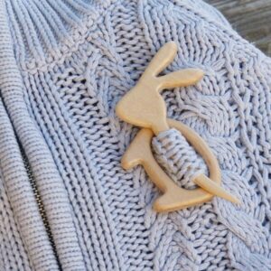 Brooch Pin With Wooden Animal Pattern (Sweater Clip)