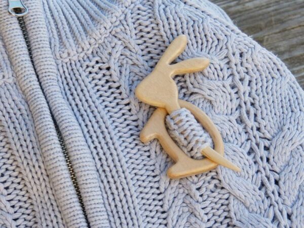 Brooch Pin With Wooden Animal Pattern (Sweater Clip)