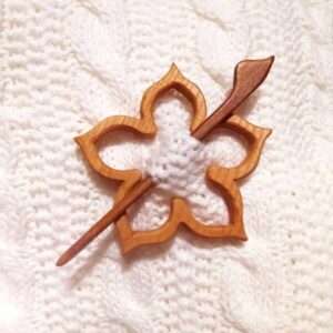 Brooch Pin With Wooden Animal Pattern (Sweater Clip)